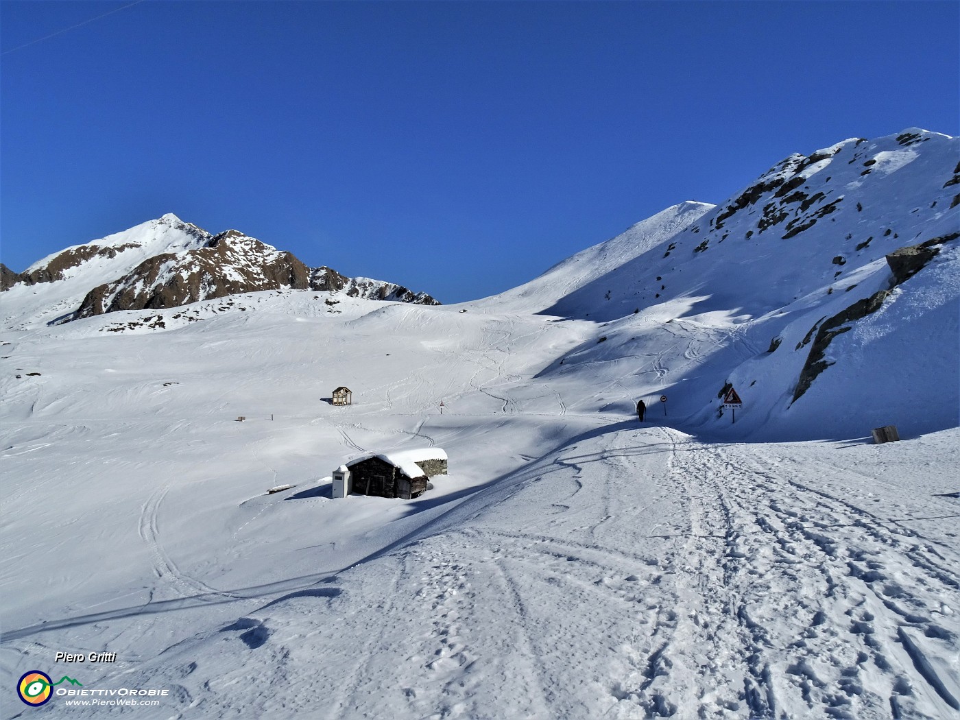 36 Sulle nevi del Passo San Marco per salire su Cima Villa (in alto a dx).JPG